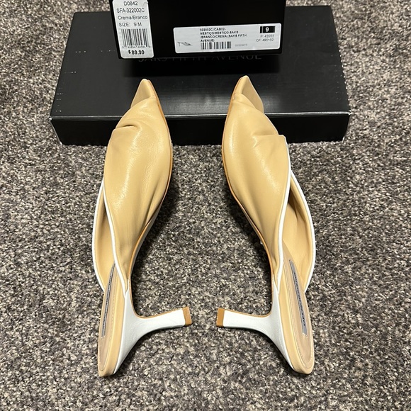 Cream sandals with kitten heel. - Picture 2 of 6